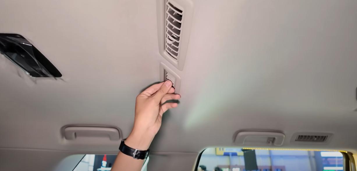 Cửa gió làm mát ở trên hàng ghế thứ ba